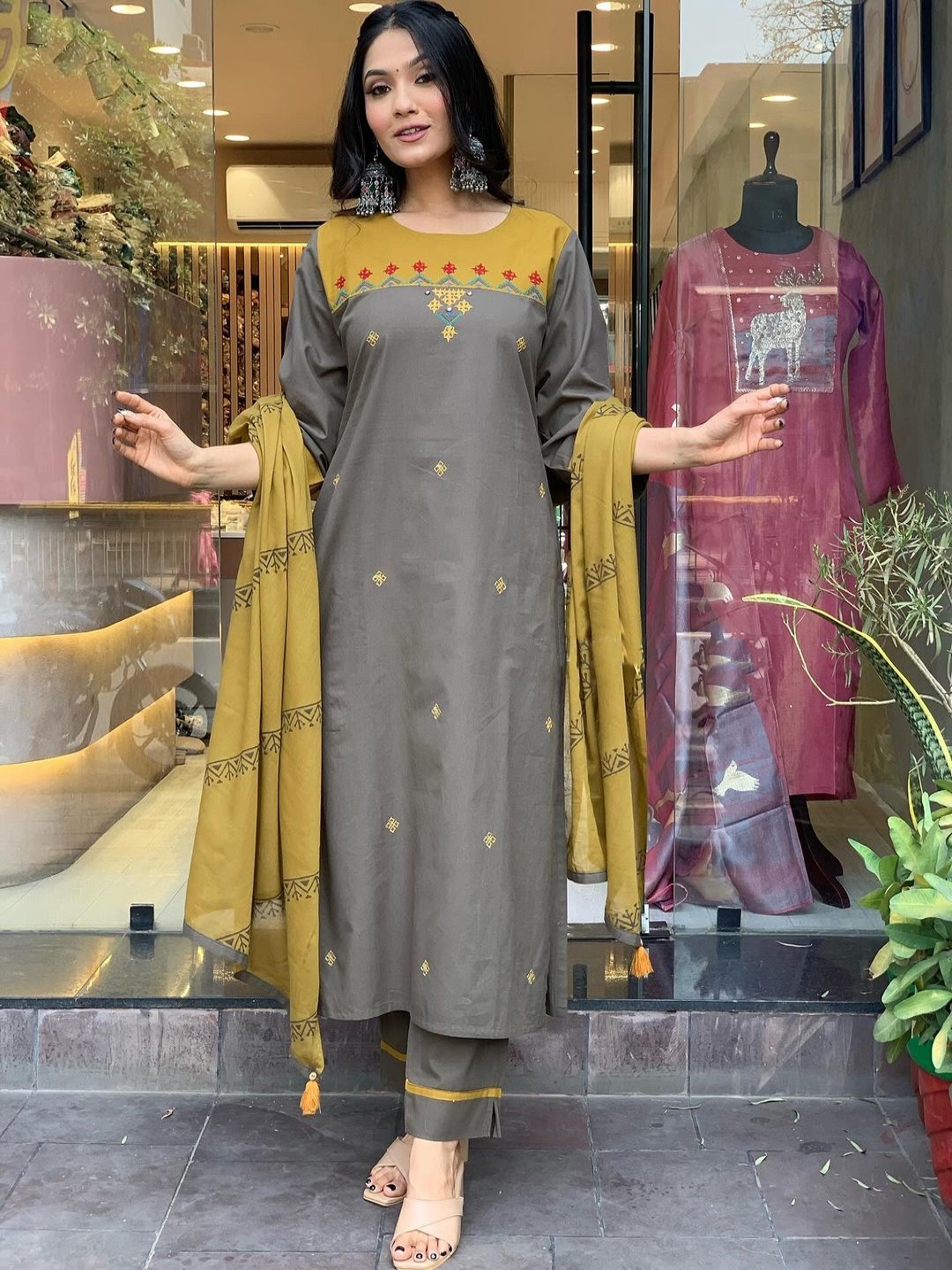 

Piludi Floral Embroidered Thread Work Kurta with Trousers & Dupatta, Grey