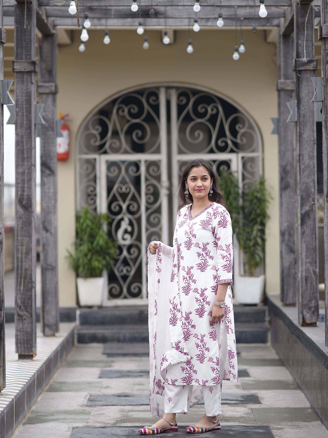 

JAIPURI BUNAAI Women Floral Printed Regular Sequinned Kurta with Palazzos & With Dupatta, White