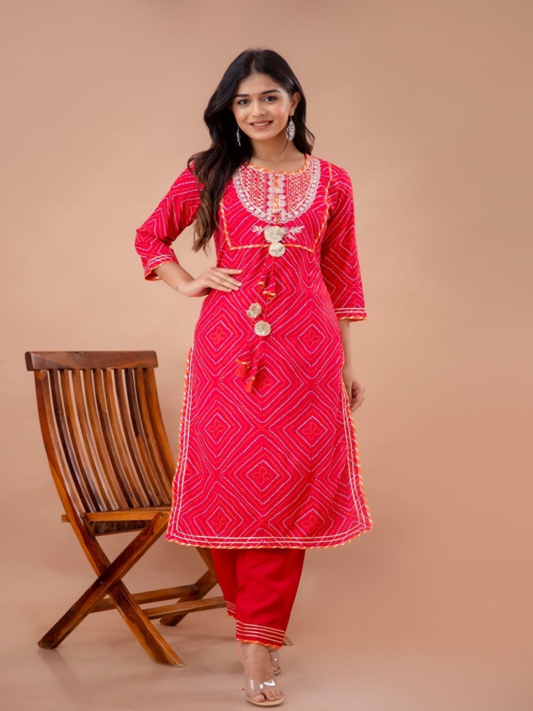 

PRATHVI Floral Embroidered Bandhani Straight Kurta With Trousers And Dupatta, Pink