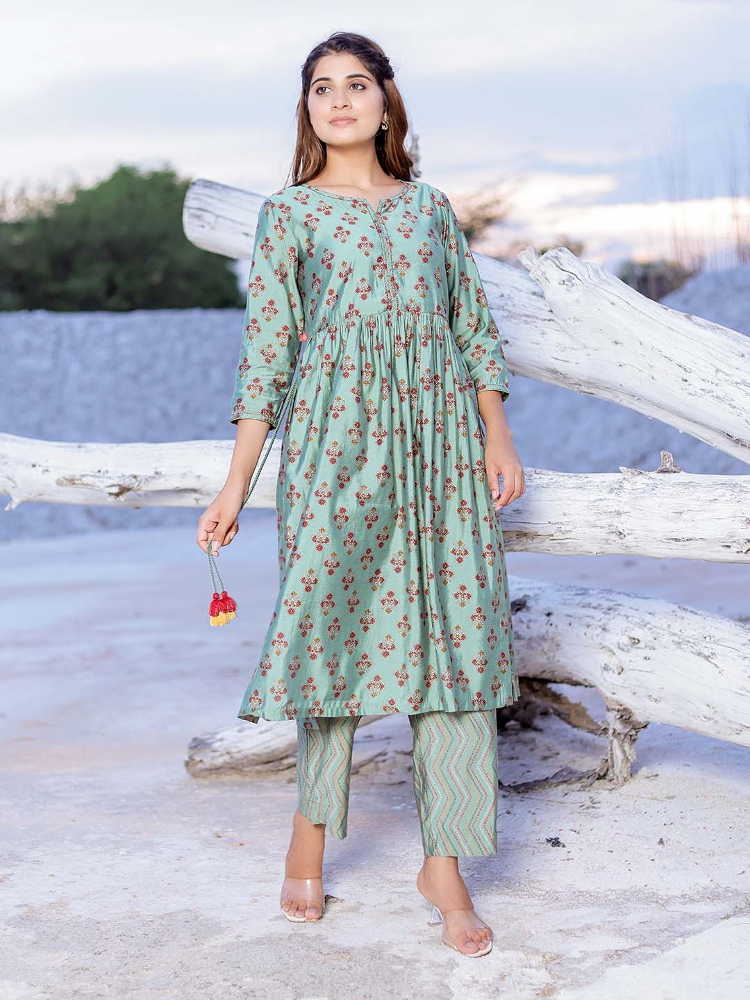 

Chandbaali Women Floral Printed Empire Pure Cotton Kurta with Palazzos, Green