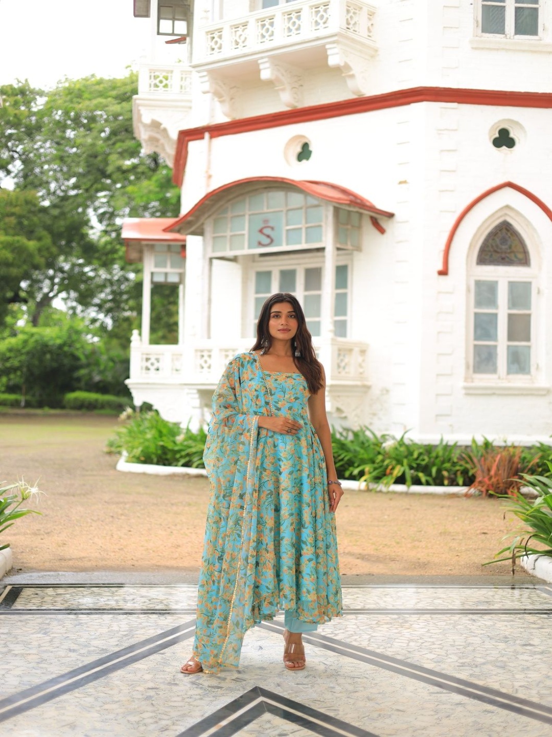 

BYUTIFY Floral Printed Gotta Patti Embellished Square Neck Kurti With Pyjama & Dupatta, Turquoise blue