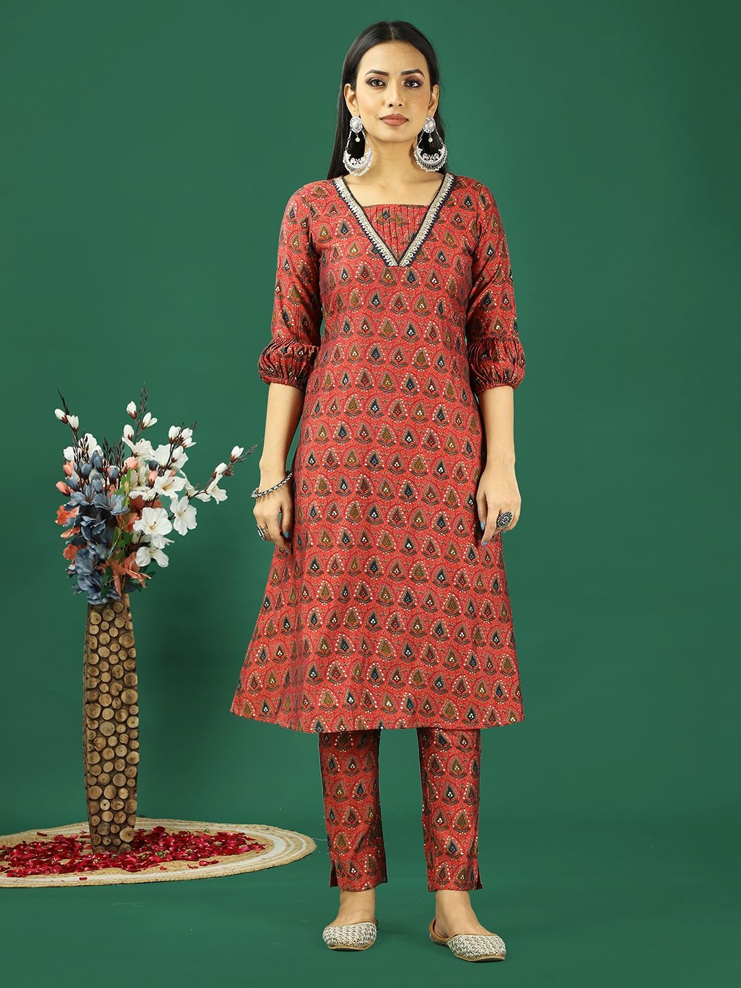 

Ethnovog Ethnic Motifs Printed V-Neck Sequinned Straight Kurta With Trouser, Brown