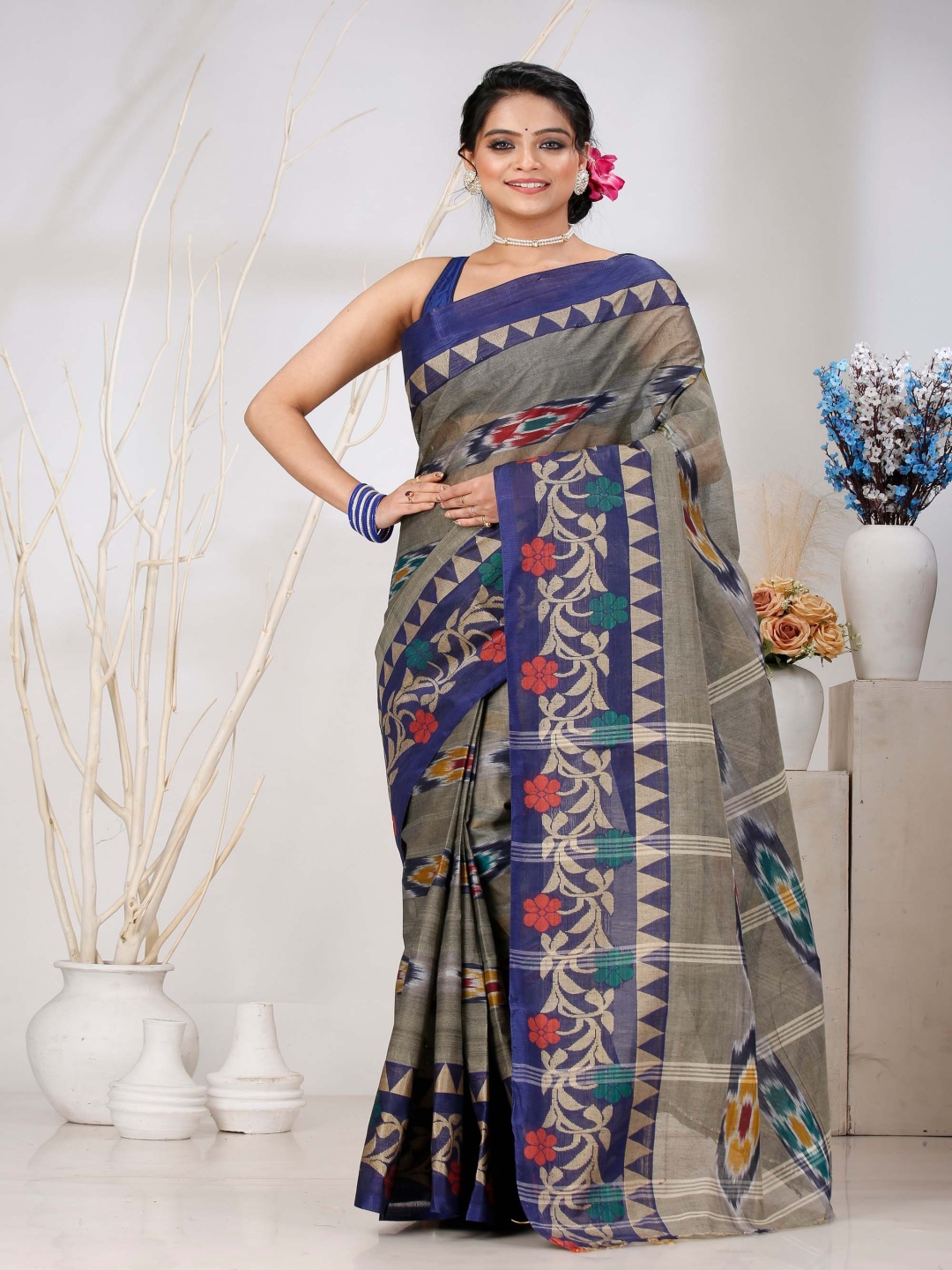 

DipDiya Floral Pure Cotton Taant Saree, Grey