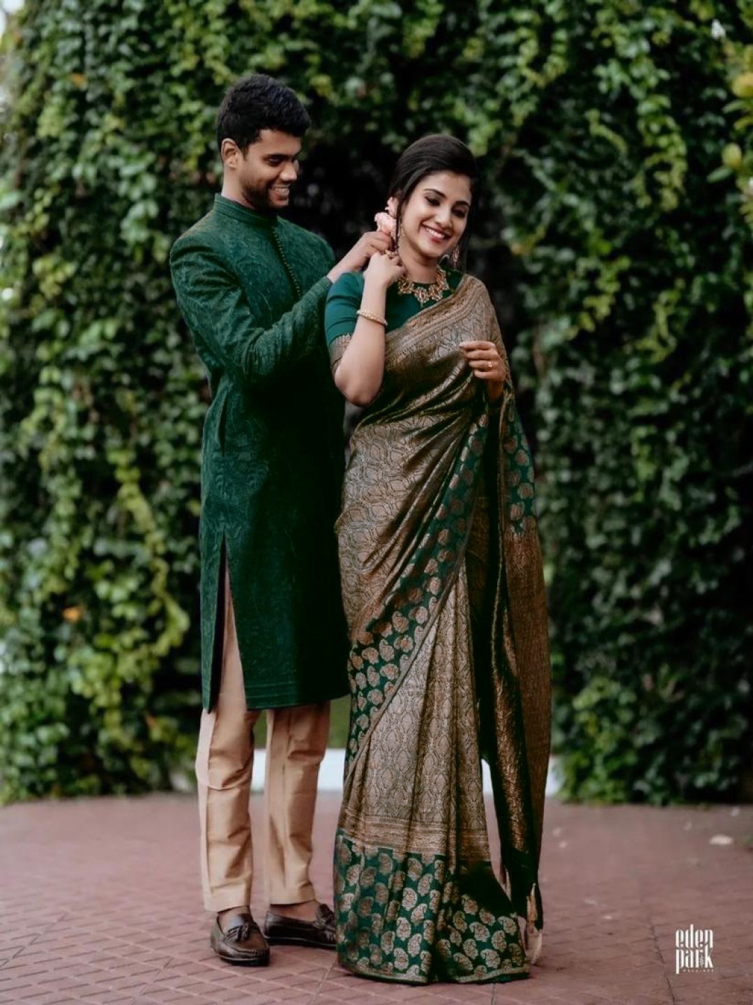

QENY Woven Design Zari Banarasi Saree, Green