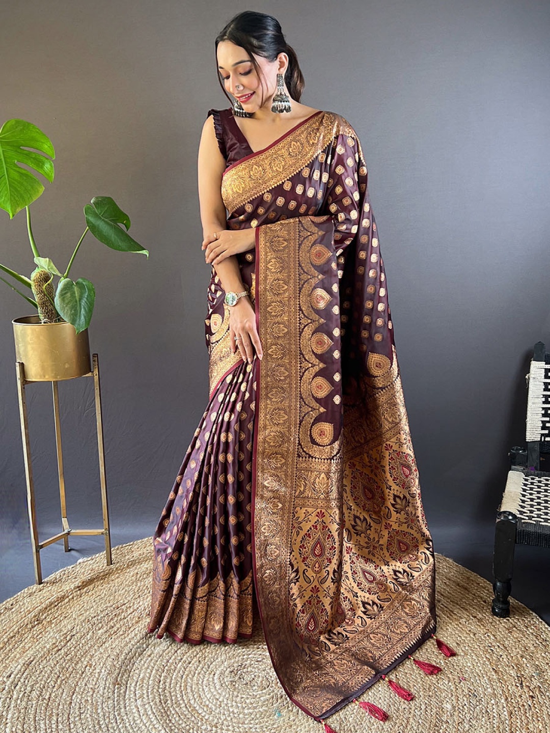 

LeeliPeeri Designer Woven Design Zari Saree, Maroon