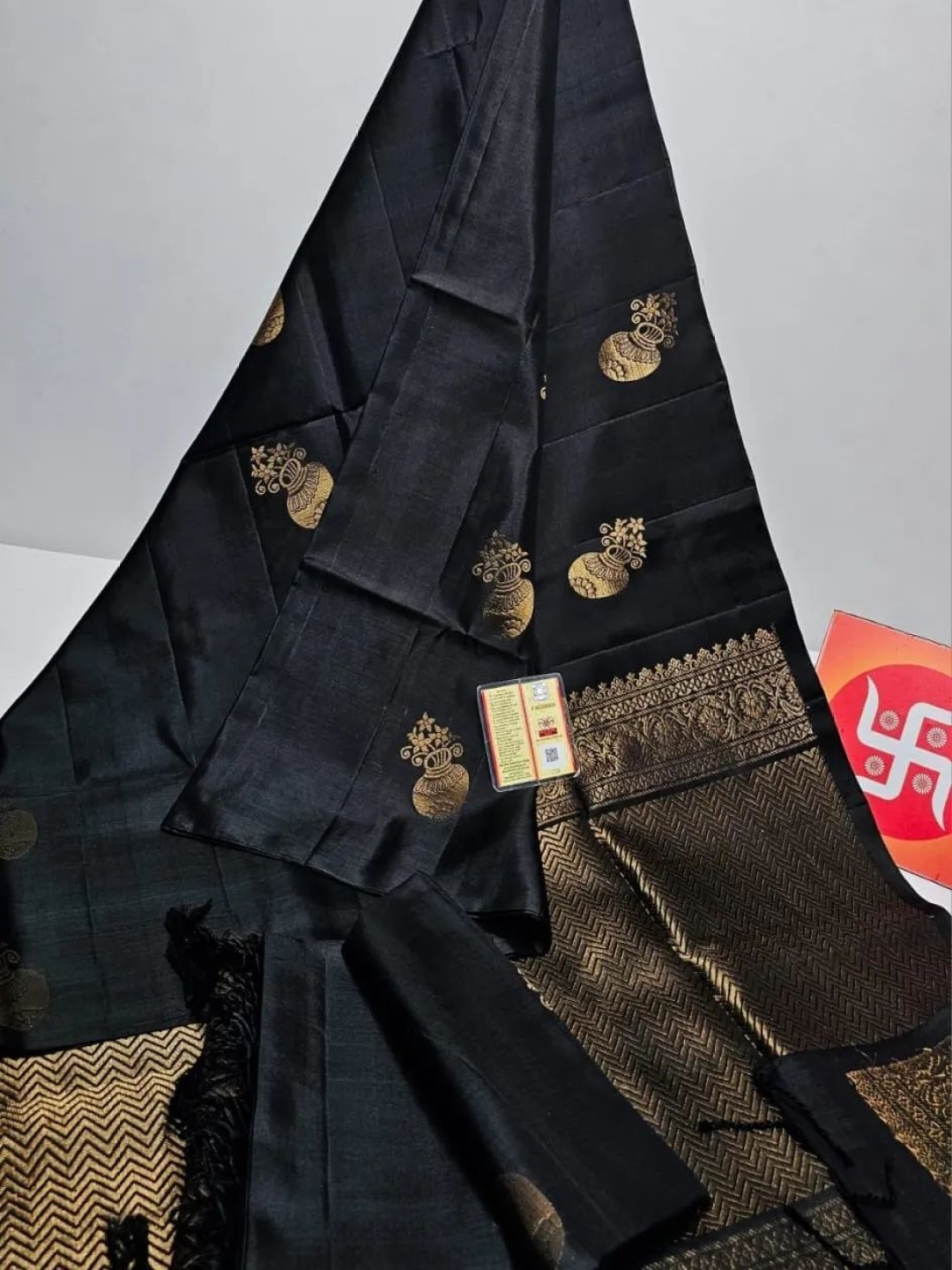 

QENY Woven Design Zari Banarasi Saree, Black