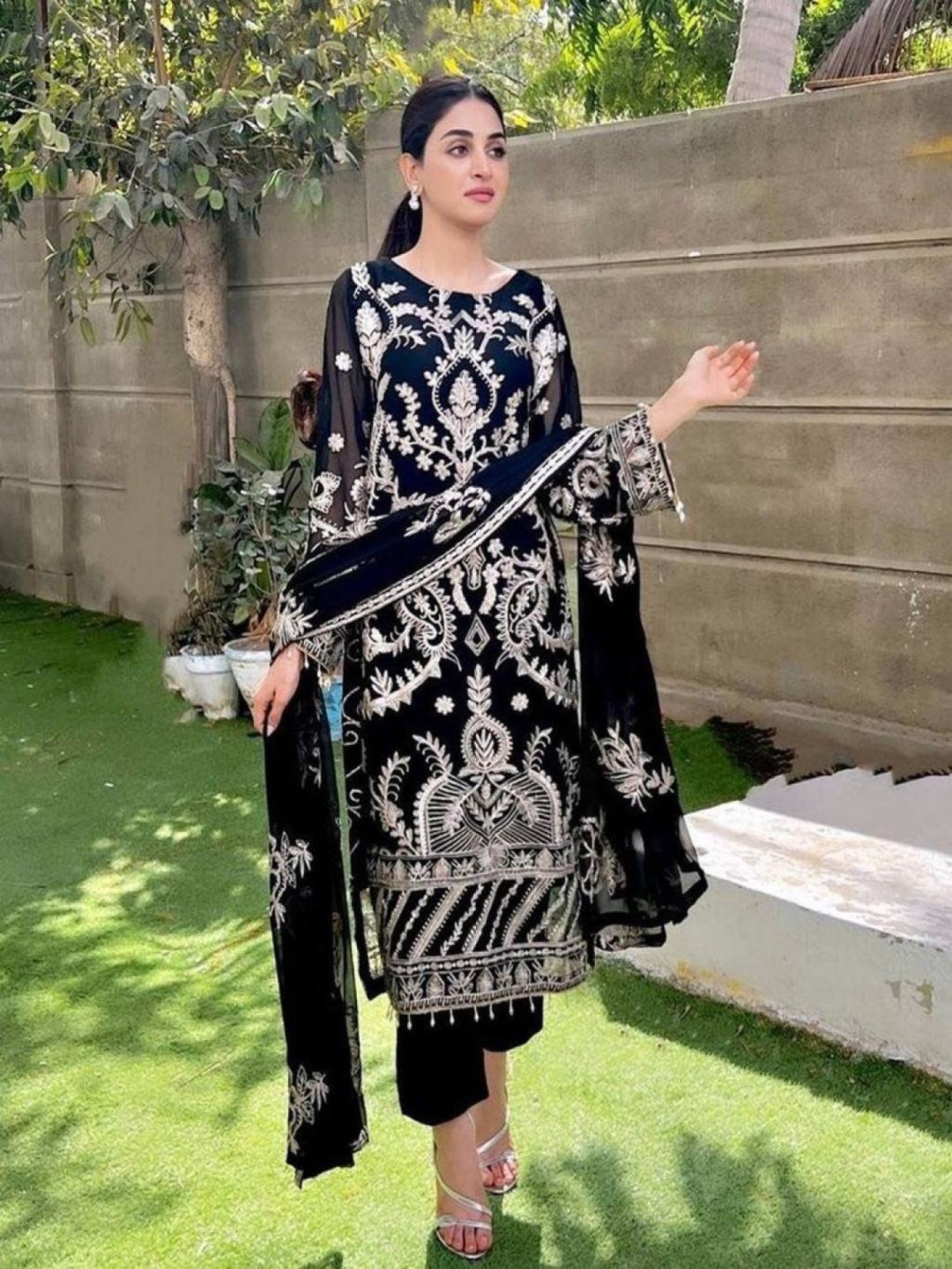 

BAESD Ethnic Motifs Embroidered Straight Kurta With Trouser & Dupatta, Black