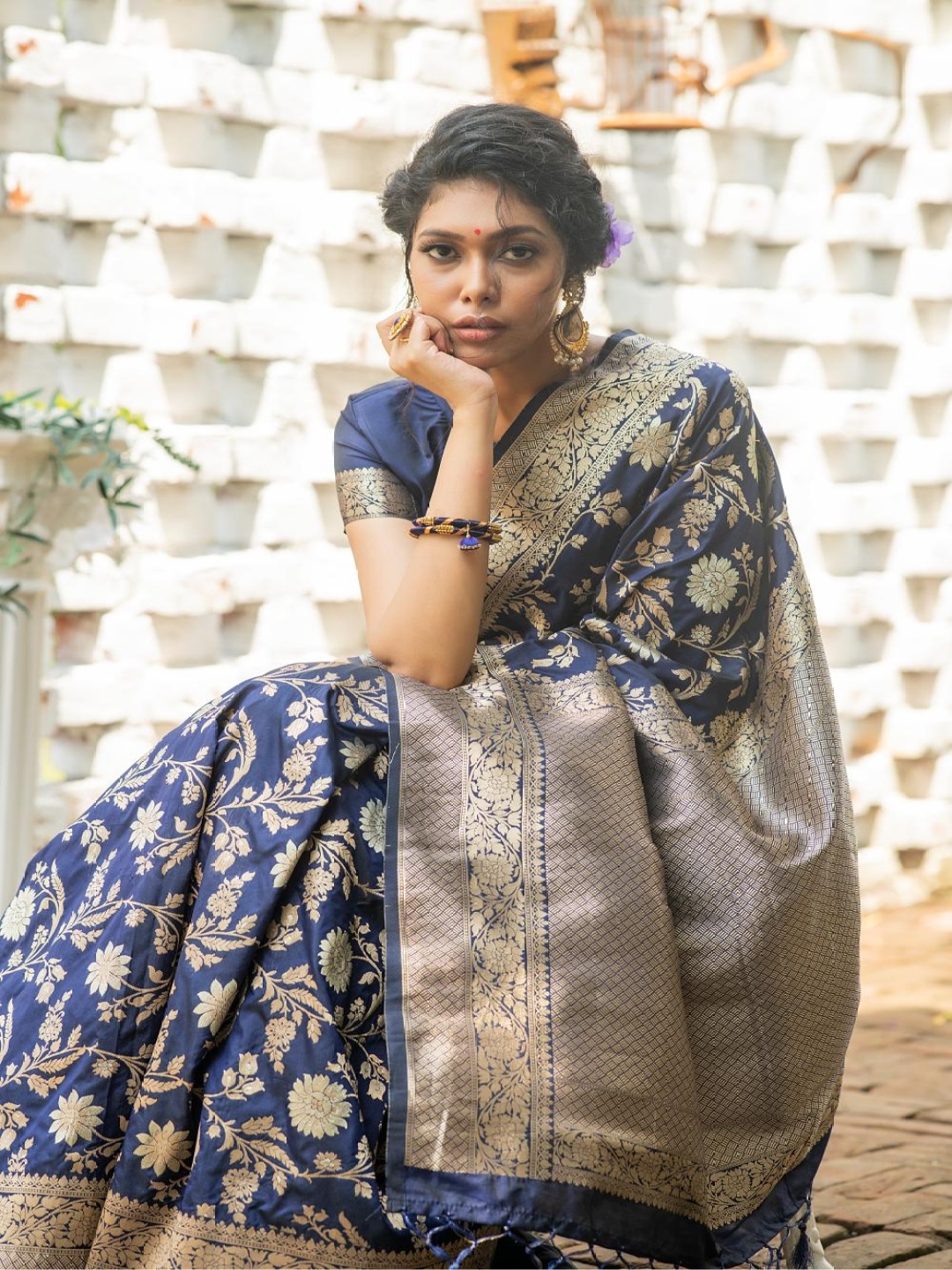 

Kandora Ethnic Motifs Zari Pure Silk Banarasi Saree, Navy blue