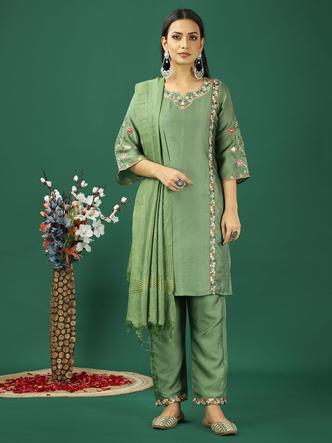 

Ethnovog Thread Work Notch Neck Straight Kurti With Trouser And Dupatta, Green