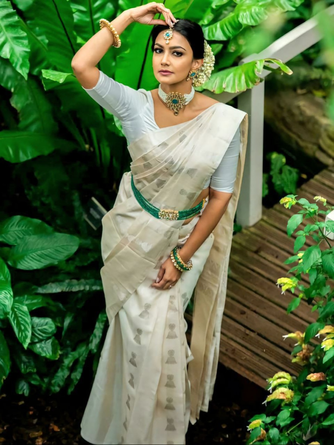 

Quelea Ethnic Motifs Zari Pure Silk Banarasi Saree, White