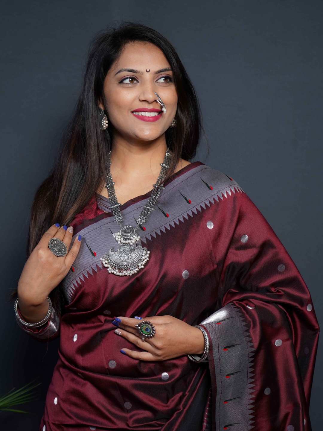 

QENY Woven Design Zari Banarasi Saree, Maroon