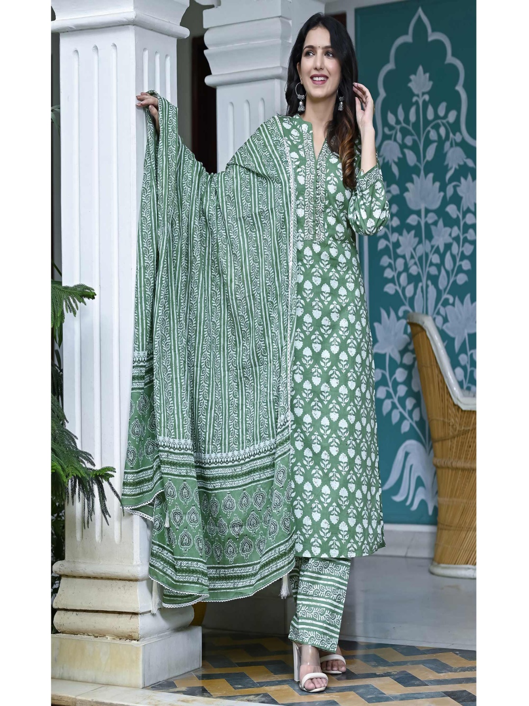

Peachmode Women Floral Printed Regular Sequinned Kurta with Trousers & With Dupatta, Green