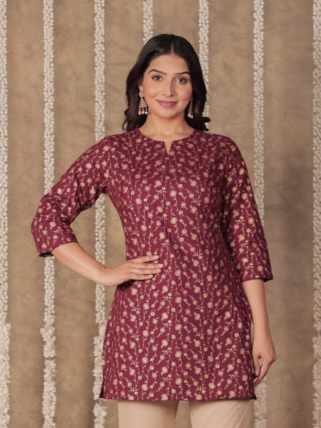 

Aramya Floral Printed Notch Neck Straight Cotton Kurta, Maroon