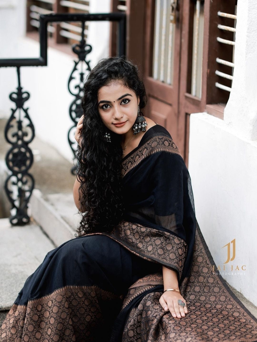 

QENY Woven Design Zari Banarasi Saree, Black
