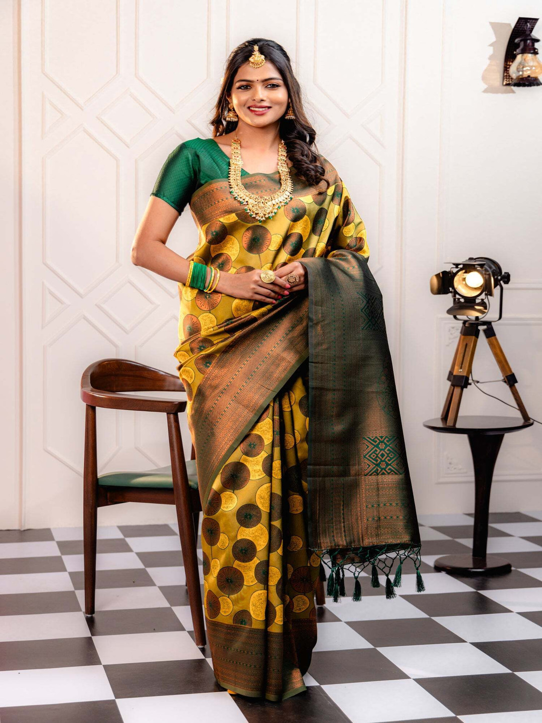 

QENY Woven Design Zari Banarasi Saree, Yellow