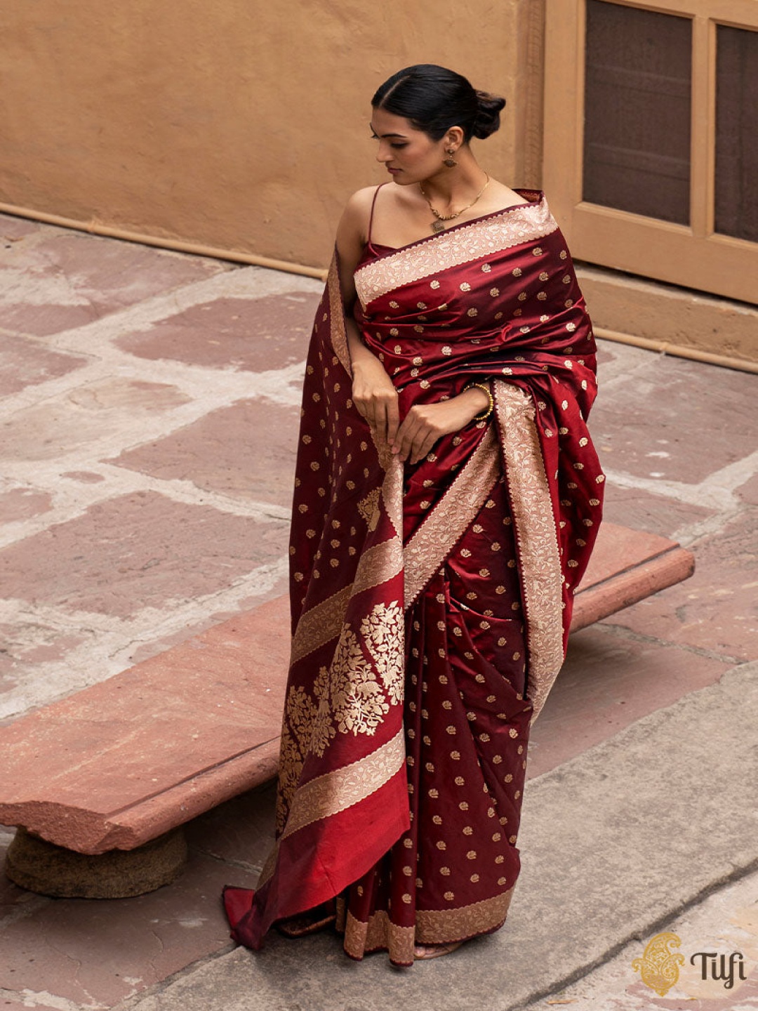 

QENY Woven Design Zari Art Silk Banarasi Saree, Maroon