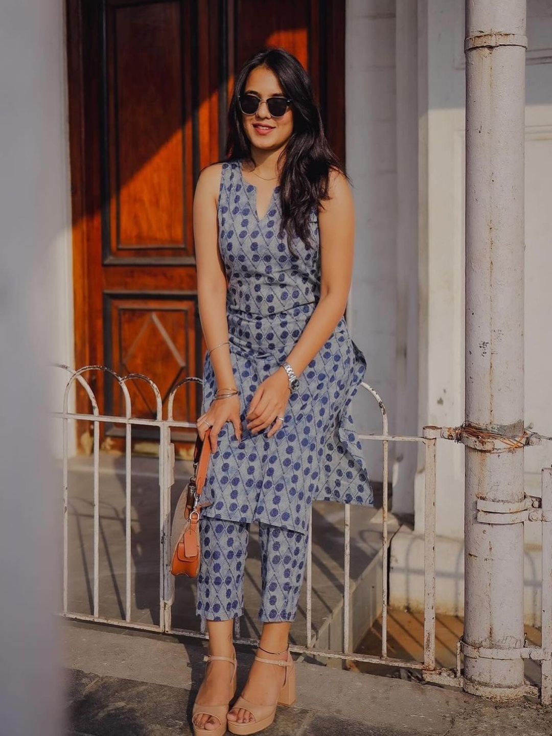 

GoSriKi Abstract Printed Sleeveless Straight Kurta With Trouser, Blue