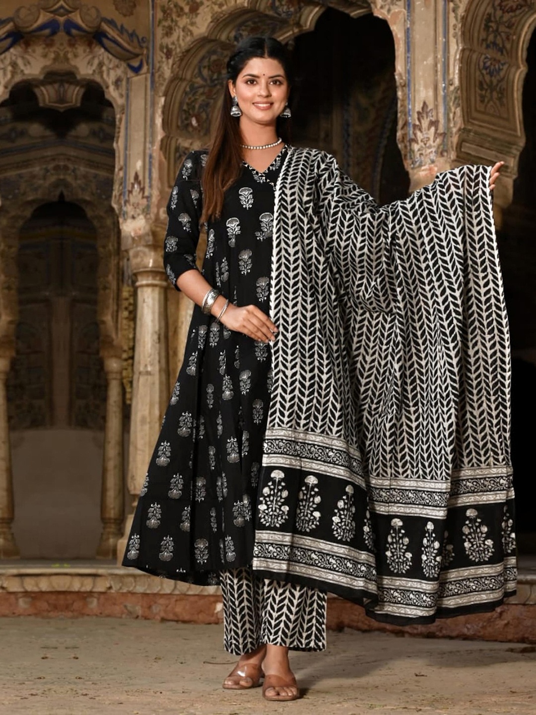 

7Threads Women Floral Printed Regular Kurta with Trousers & With Dupatta, Black