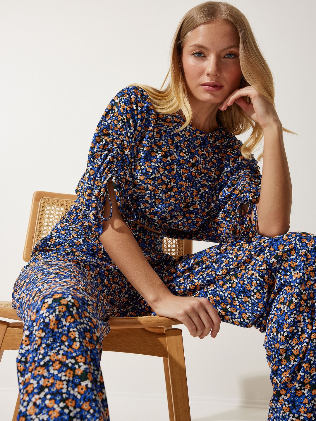 

Happiness istanbul Floral Printed Round Neck Cinched Tie-Up Sleeves Top With Trousers, Blue