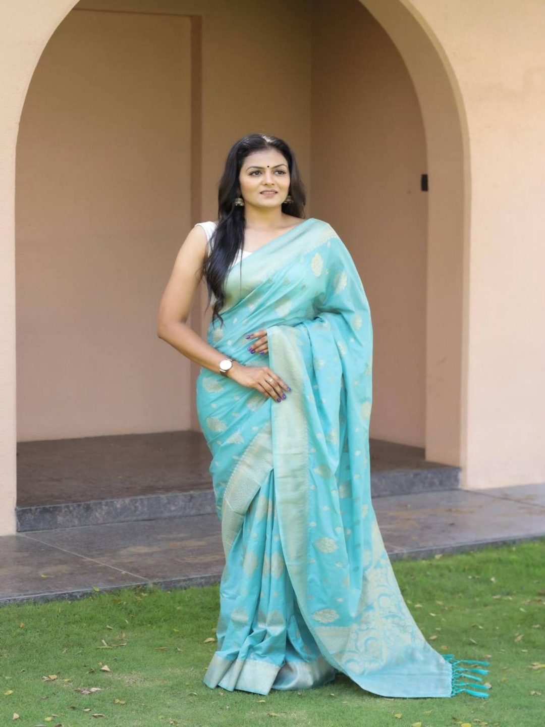 

SANJANA SILK Ethnic Motifs Zari Silk Blend Kanjeevaram Saree, Blue