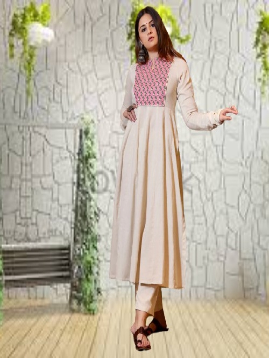 

HETVI CREATION Floral Yoke Design Keyhole Neck Anarkali Kurta With Trouser, White