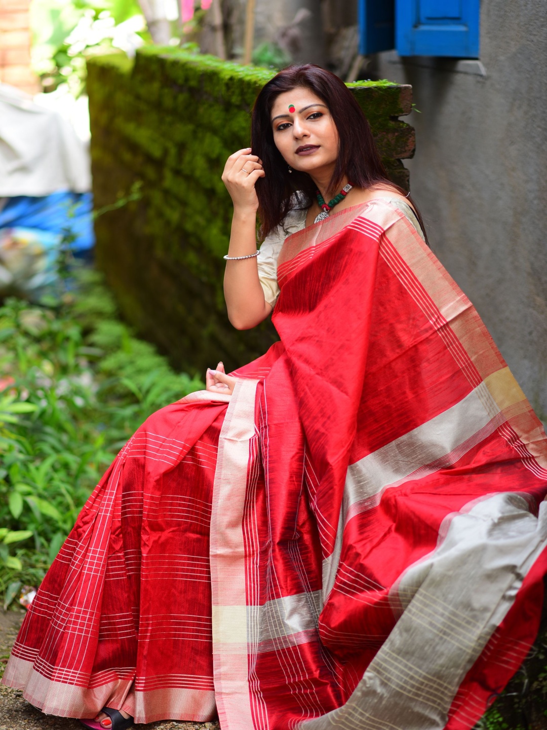 

Kandora Solid Zari Pure Silk Saree With Blouse Piece, Red