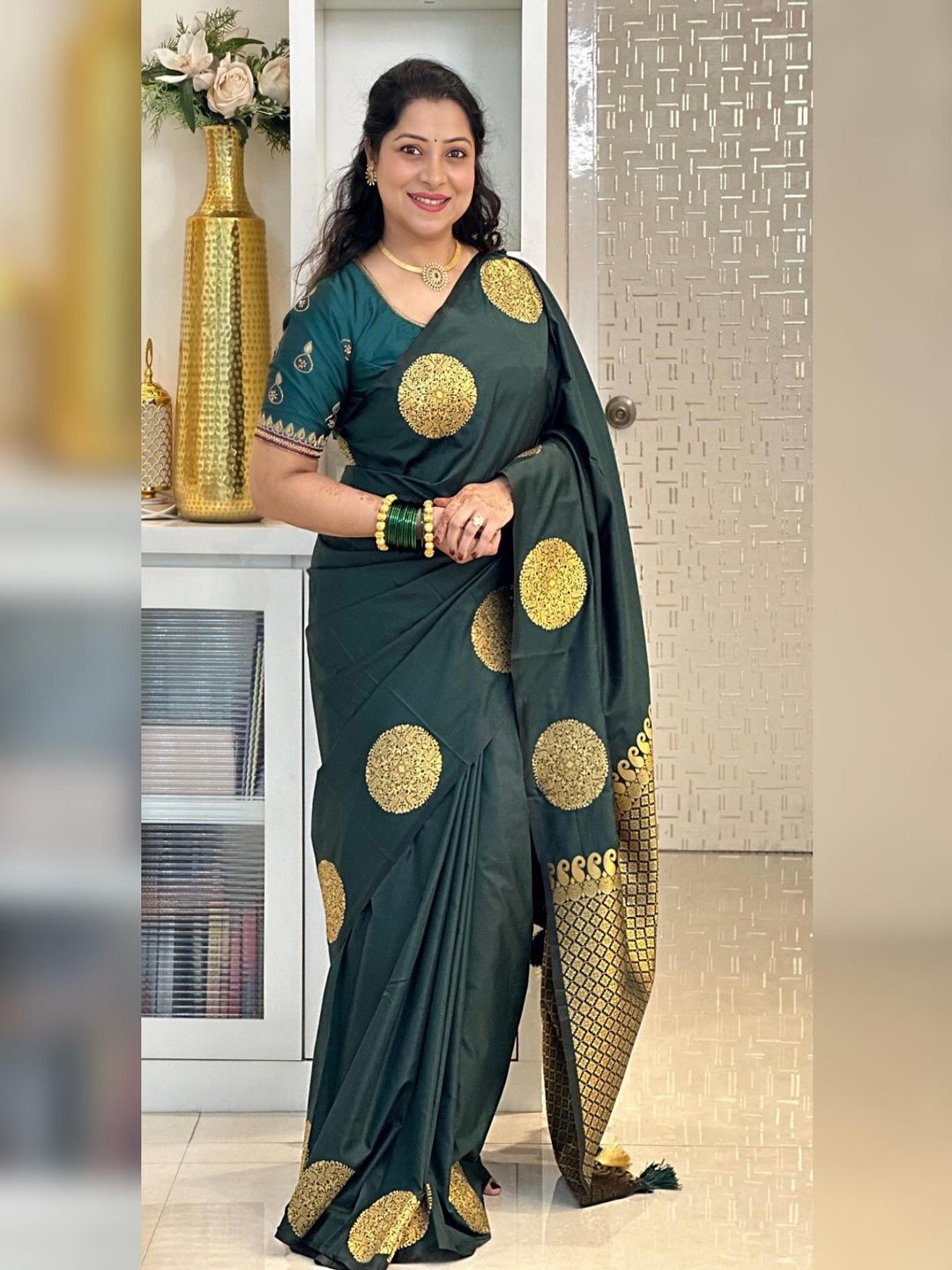 

KALINI Ethnic Motifs Woven Design Zari Banarasi Saree, Green