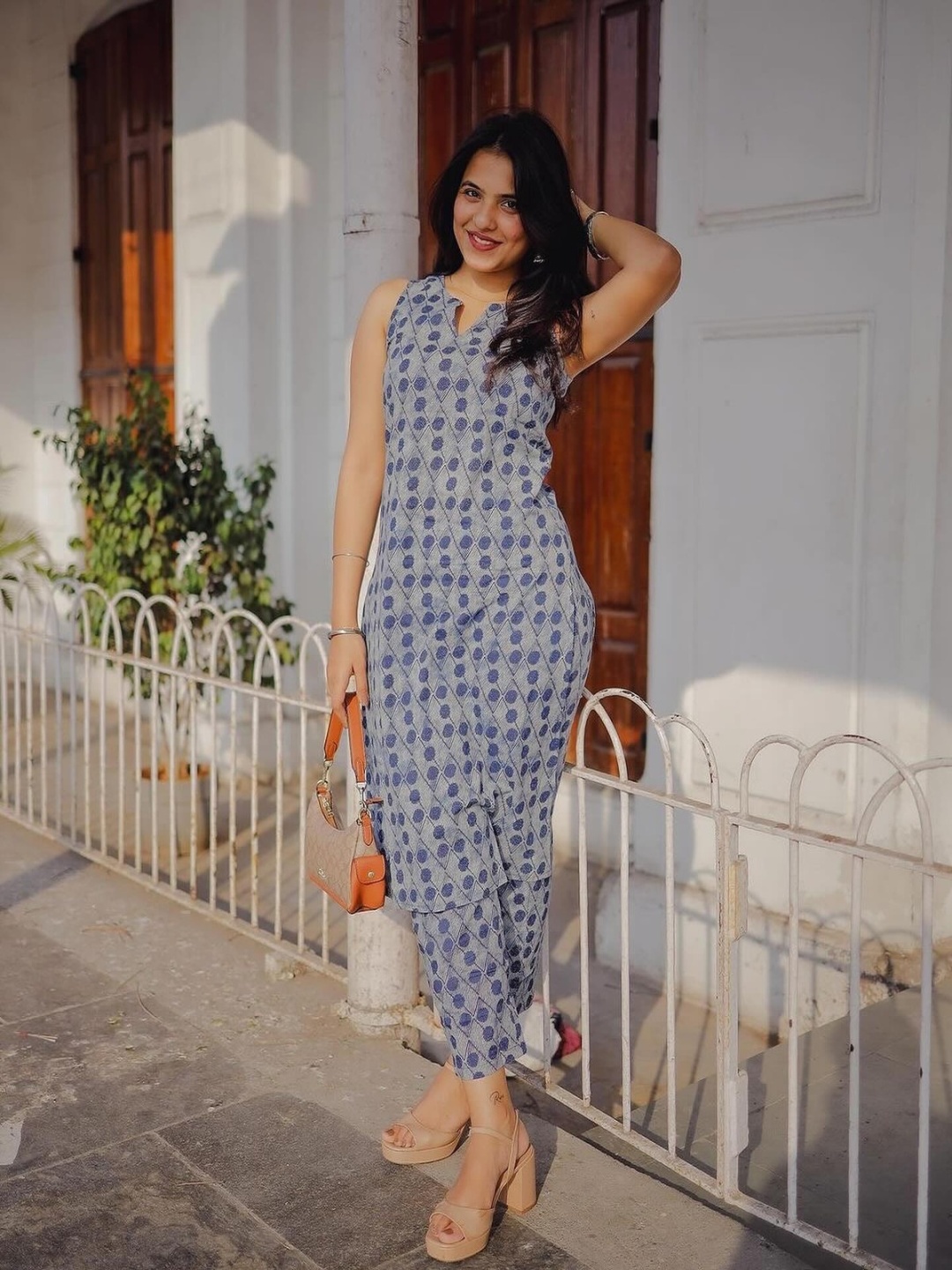

GoSriKi Ethnic Motifs Printed Straight Kurta With Trousers, Blue