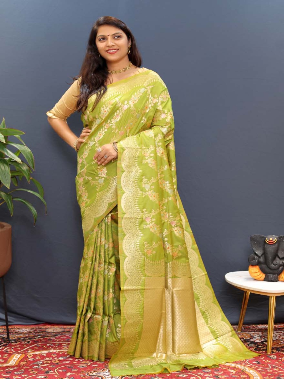 

Royal Rajgharana Saree Woven Design Zari Pure Silk Banarasi Green Sarees