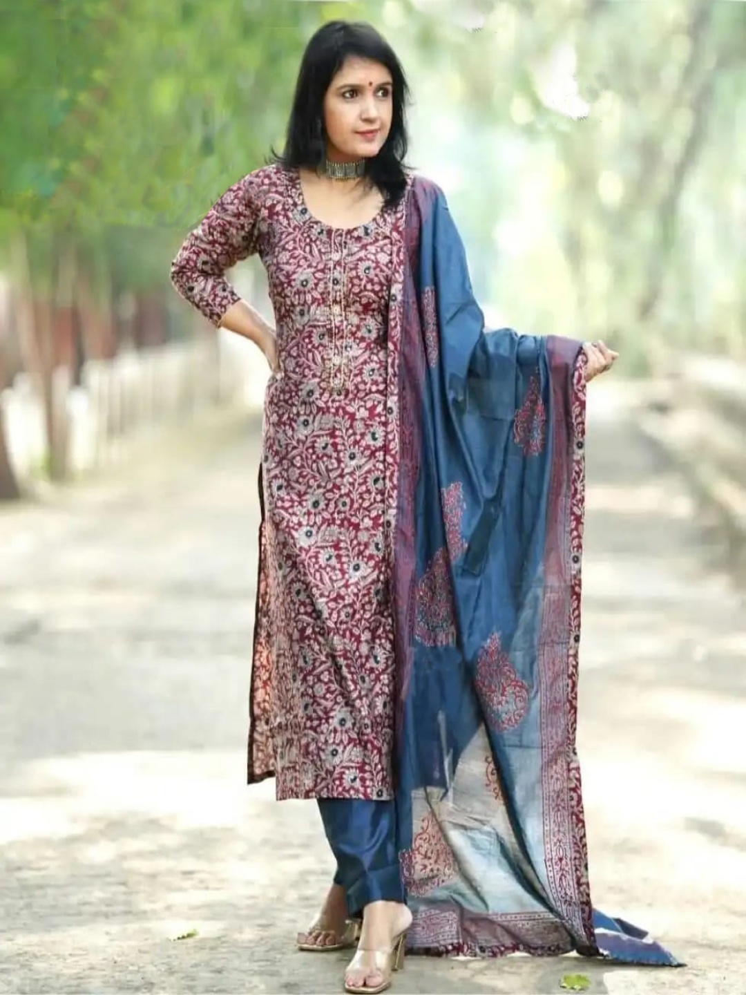 

GoSriKi Floral Printed Straight Kurta with Trousers & Dupatta, Red