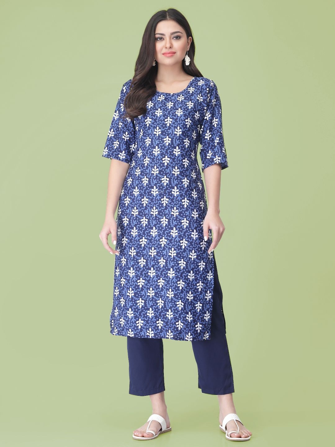 

7Threads Floral Printed Round Neck Straight Kurta With Trouser, Blue