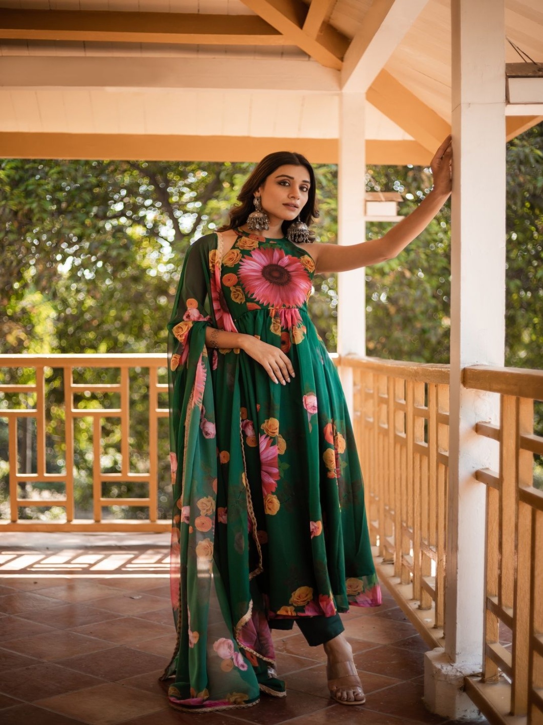 

BYUTIFY Floral Printed Anarkali Georgette Kurta With Pyjamas And Dupatta, Green