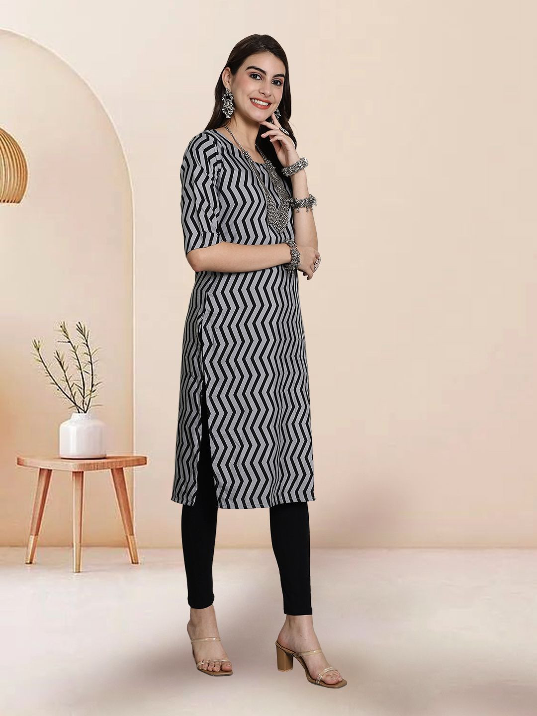 

7Threads Chevron Printed Round Neck Straight Kurta, Black