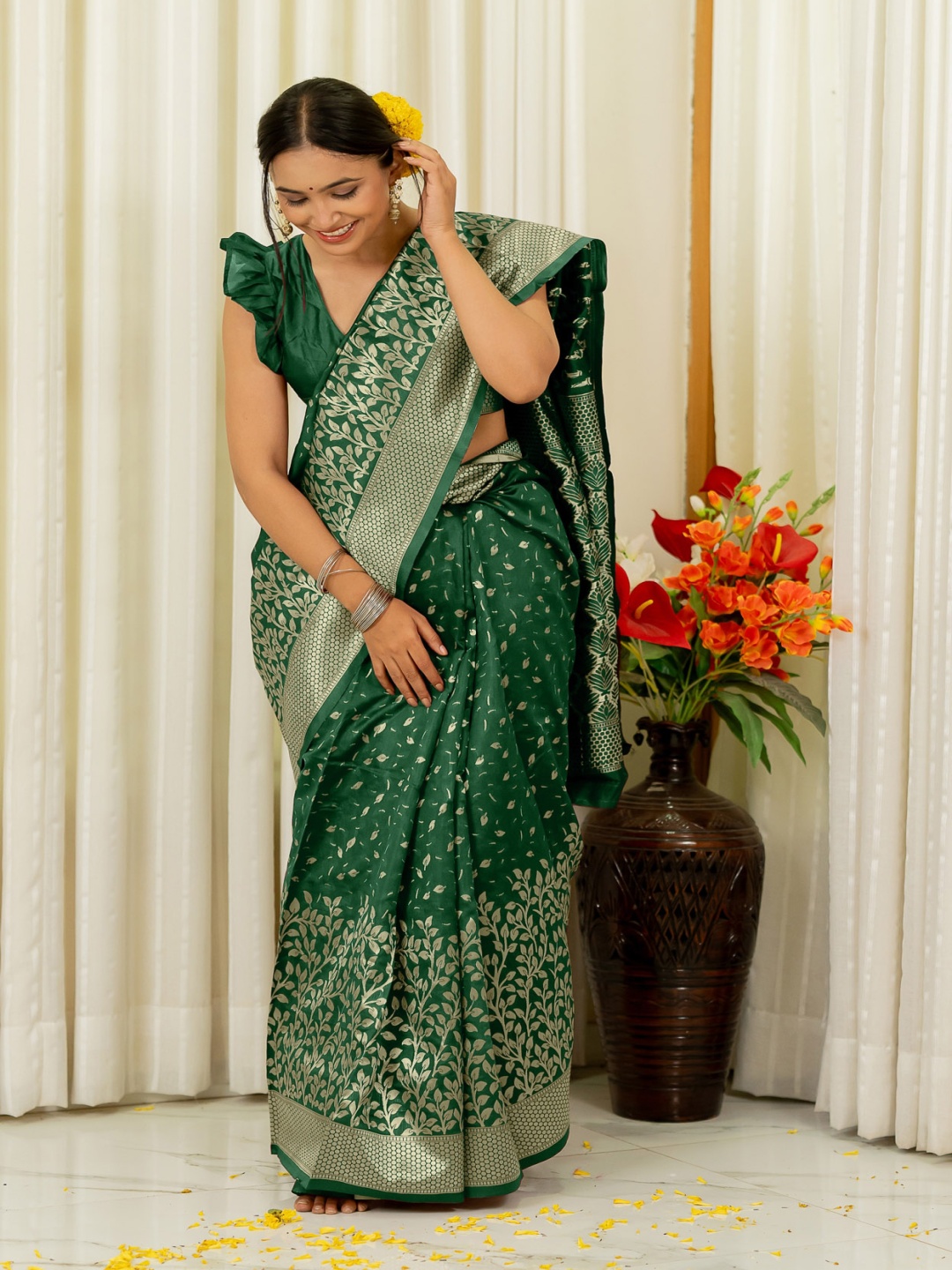 

Subham Woven Design Zari Silk Blend Banarasi Saree, Green