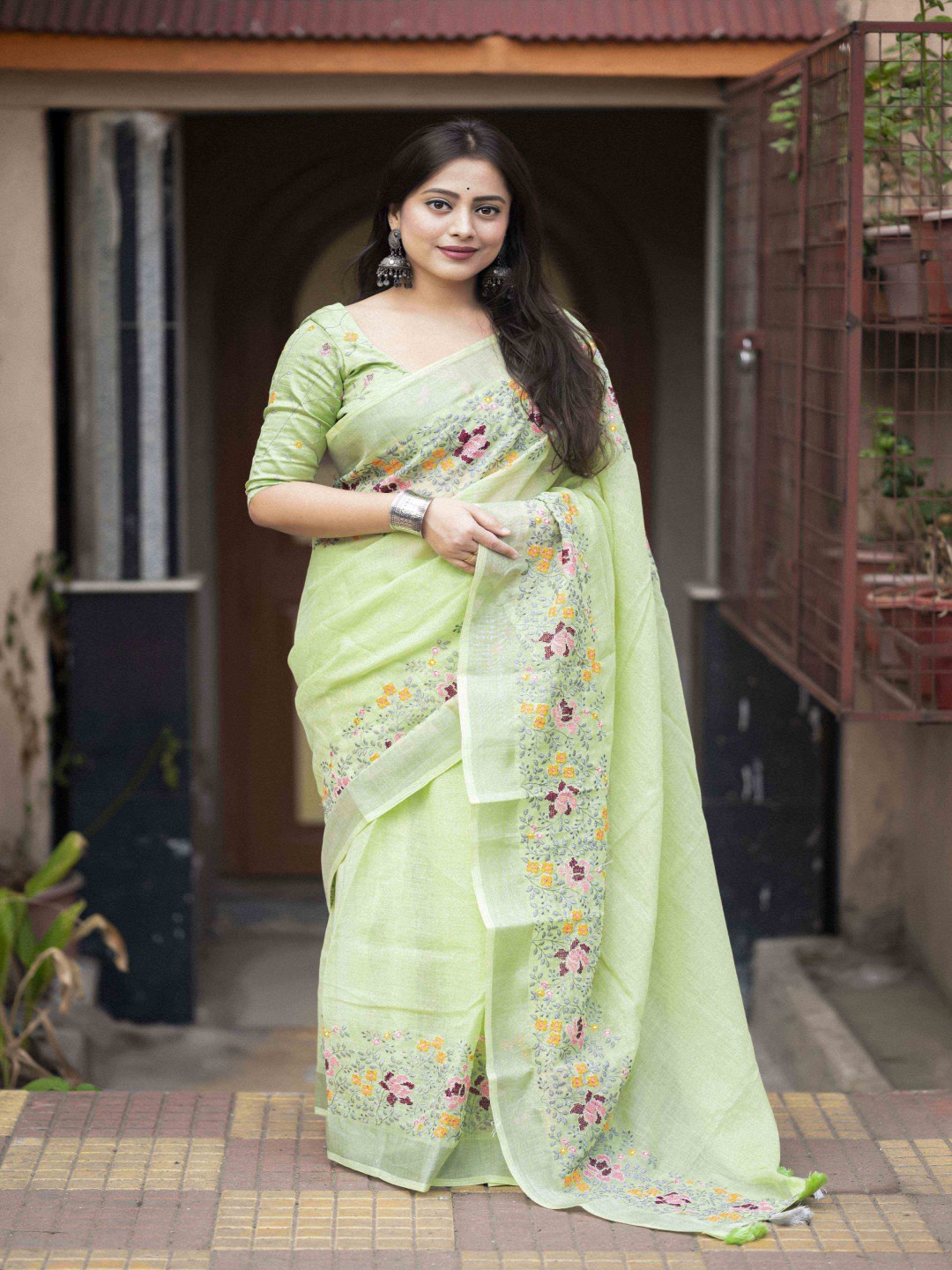 

STAVA CREATION Floral Embroidered Pure Linen Saree, Green