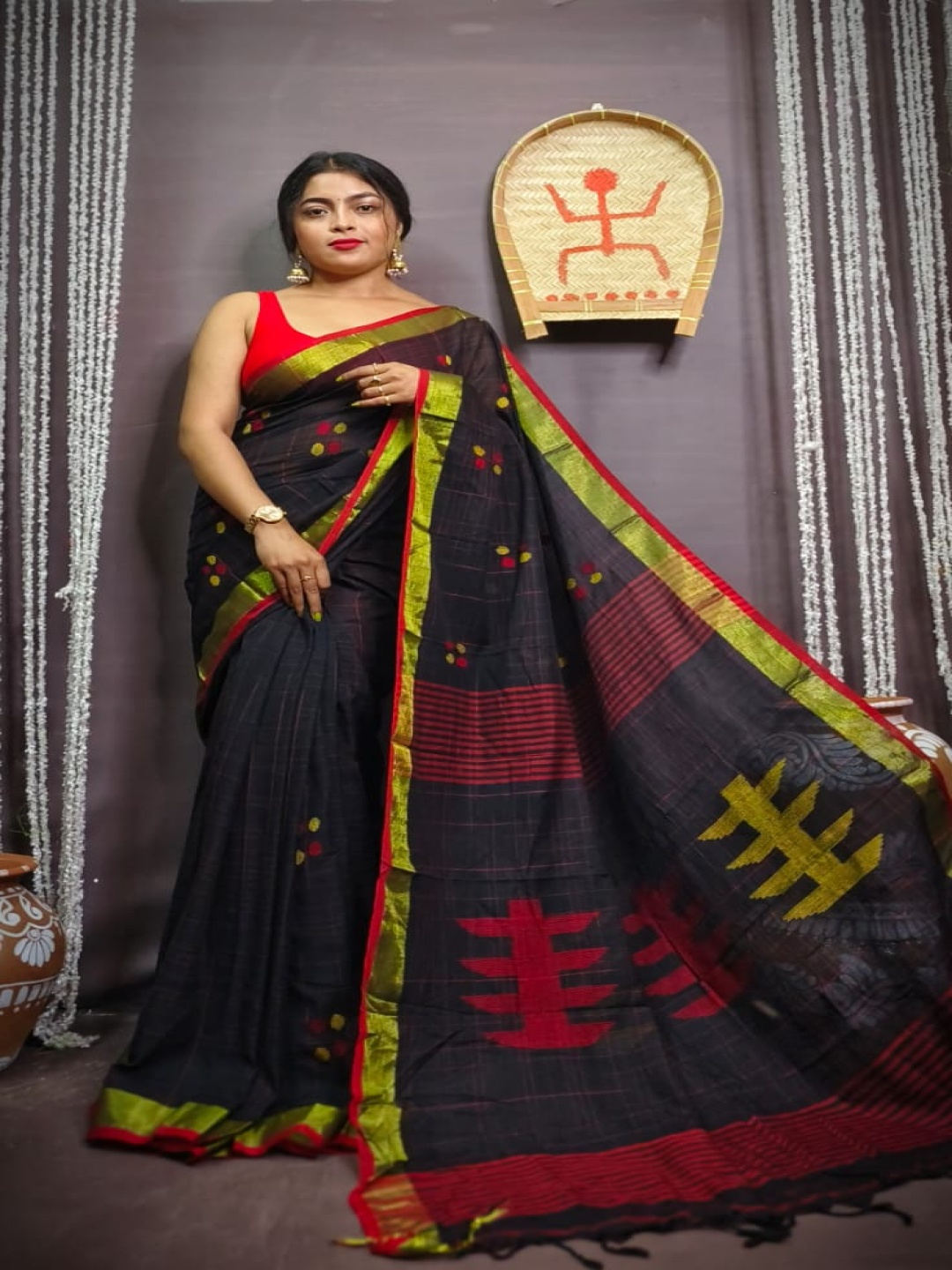 

Ruuprekha Zari Woven Pure Cotton Saree, Black