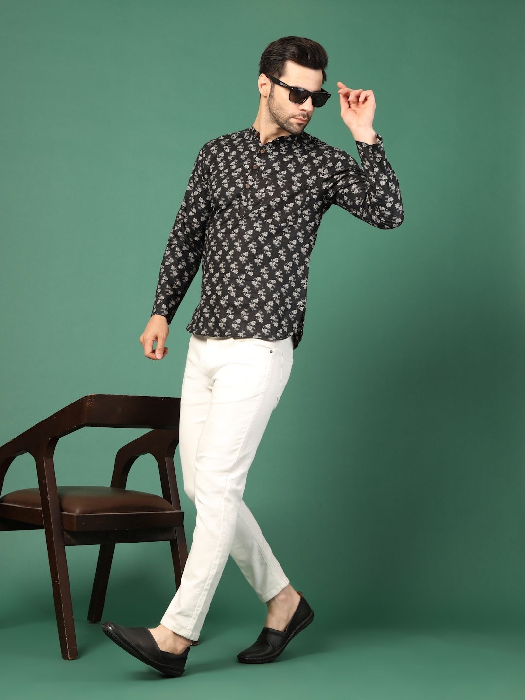 

Sangria Black Floral Printed Band Collar Regular Pure Cotton Straight Kurta