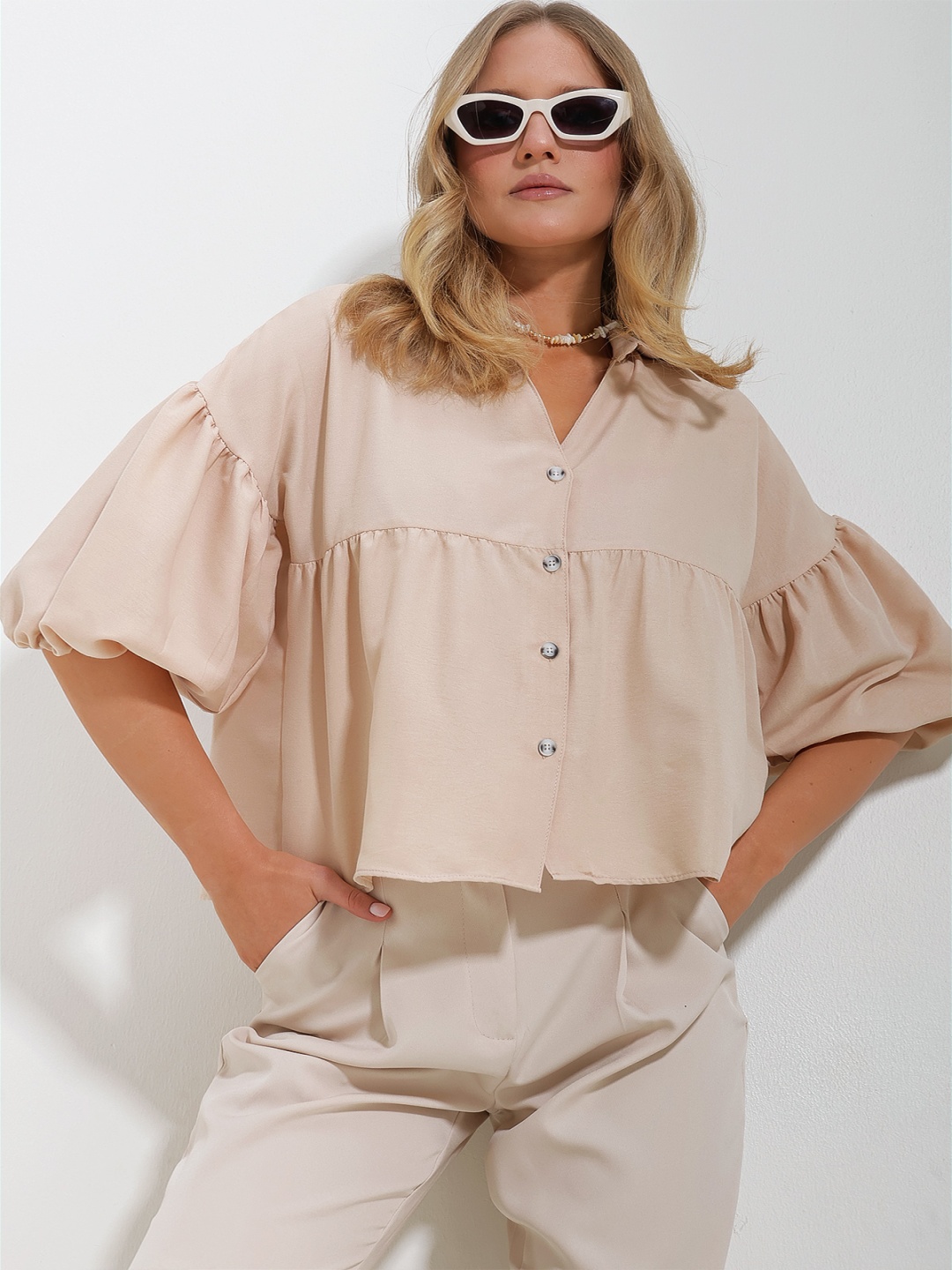 

Trend Alacati stili Spread Collar Flared Sleeves Casual Shirt, Beige
