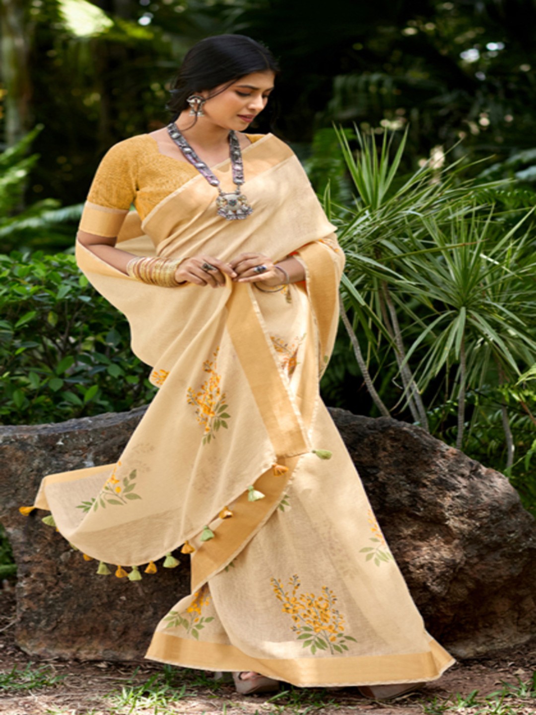 

CHUDIYA Floral Zari Saree, Off white