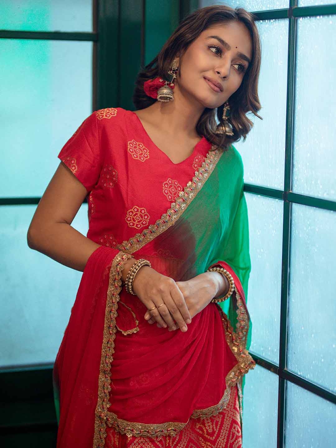 

Sangria Woven Design Lehenga With Choli & Dupatta, Red