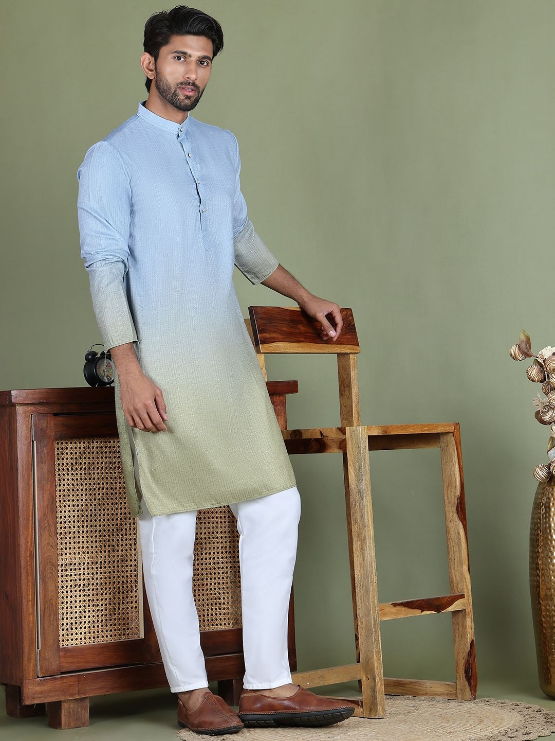 

Jompers Ombre Dyed Woven Design Straight Kurta With Trouser, Blue