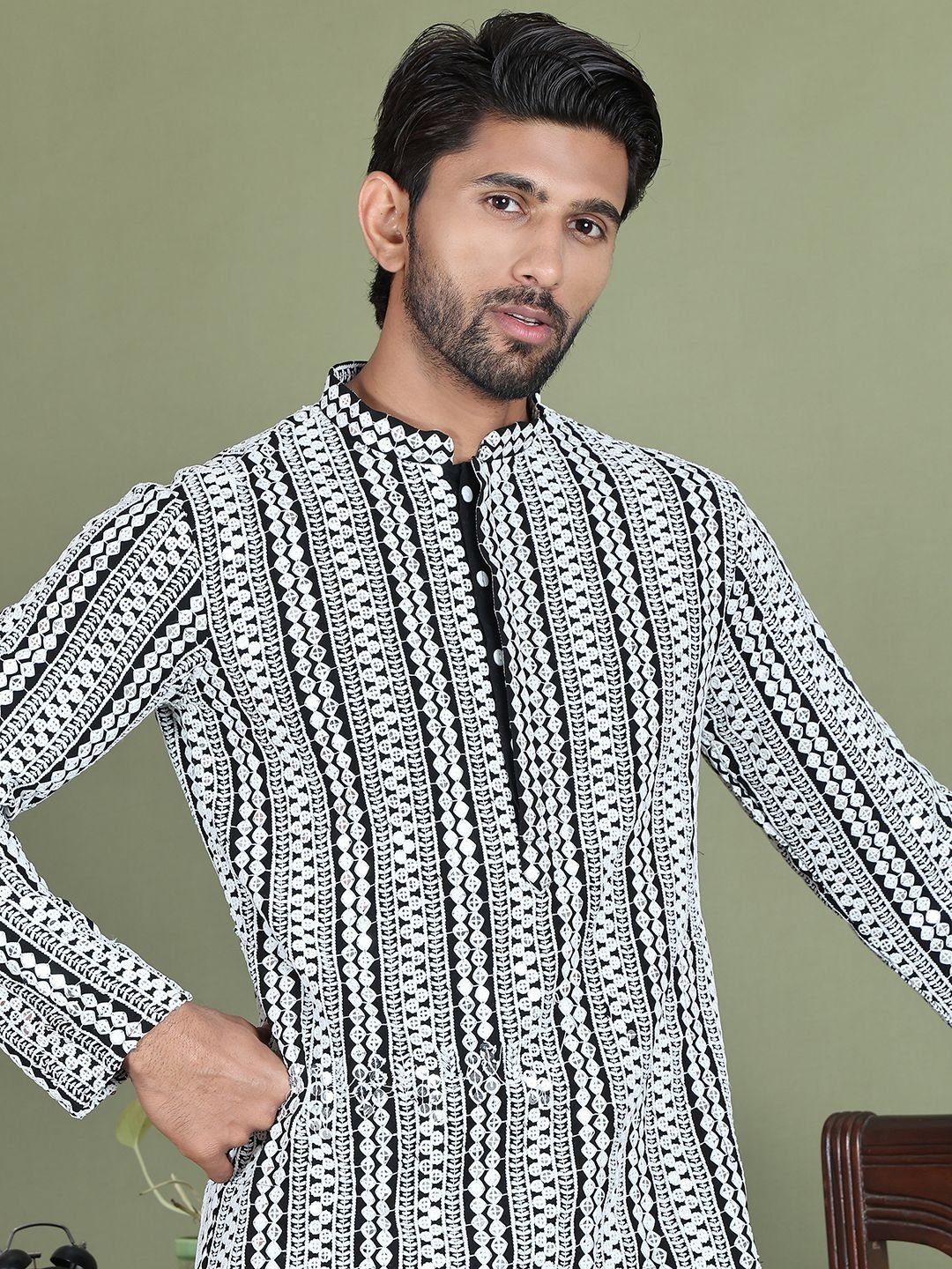 

Jompers Geometric Printed Mandarin Collar Straight Kurta With Trouser, Black