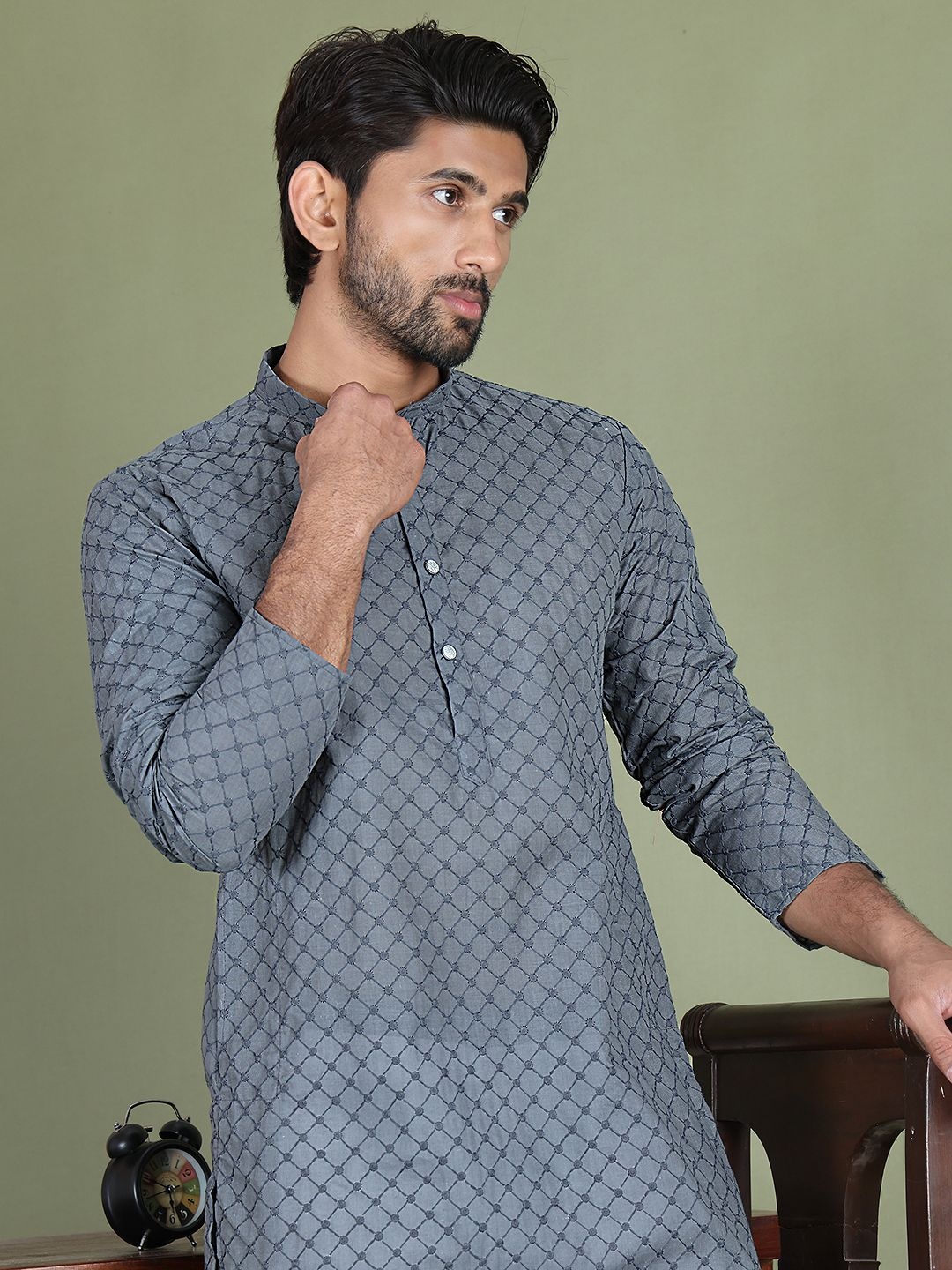 

Jompers Geometric Embroidered Chikankari Mandarin Collar Pure Cotton Straight Kurta, Grey