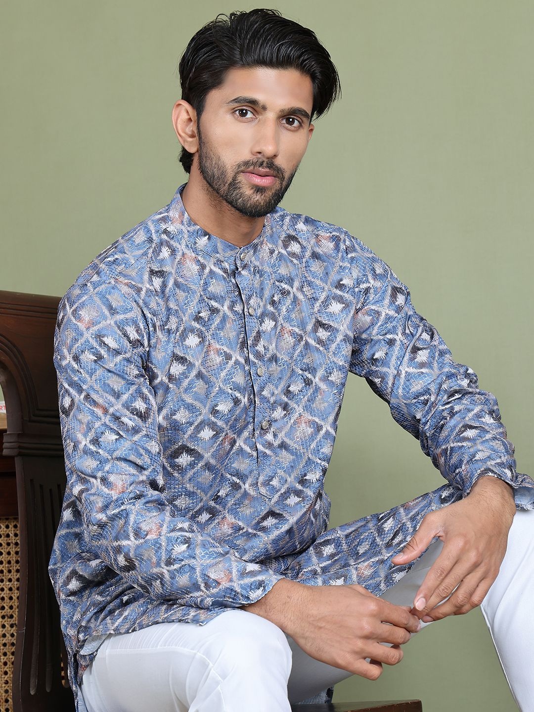 

Jompers Geometric Printed Mandarin Collar Sequinned Straight Kurta With Pyjama, Blue