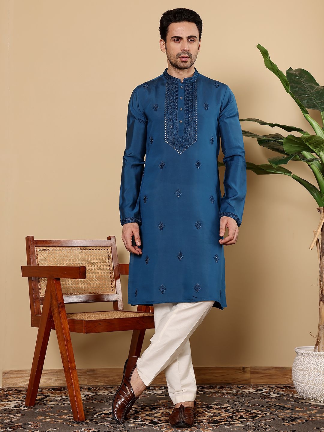 

MULTI SHADES Ethnic Motifs Embroidered Mandarin Collar Sequenned Kurta With Trouser, Blue