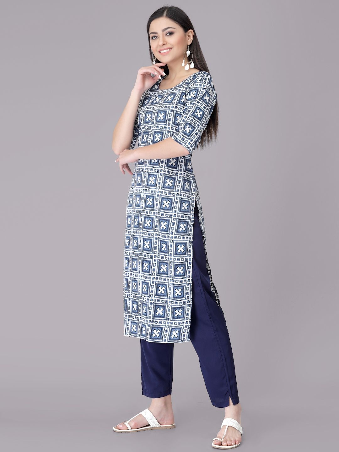 

7Threads Ethnic Motifs Printed Round Neck Straight Kurta With Trousers, Blue