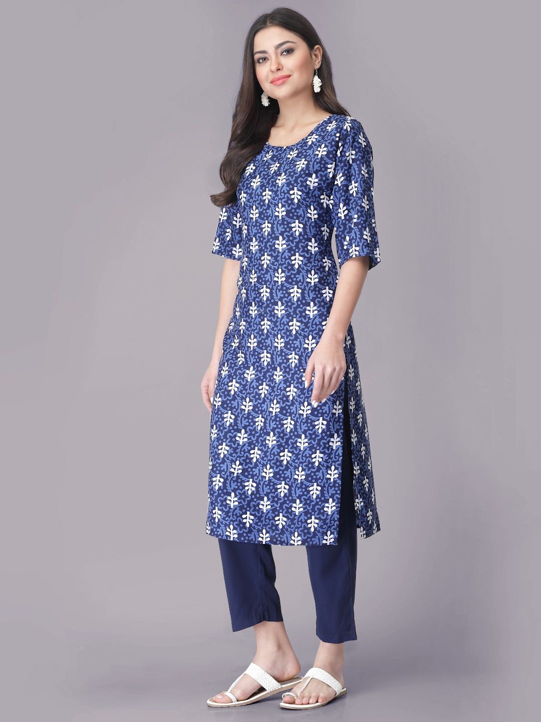 

7Threads Floral Printed Round Neck Straight Kurta With Trouser, Blue