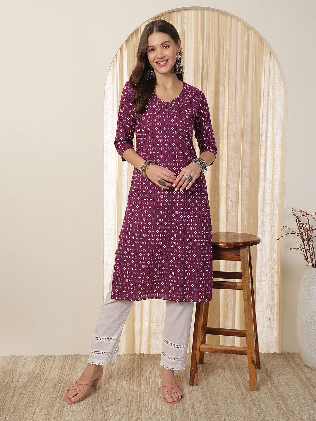 

Anouk Geometric Printed V-Neck Straight Kurta, Magenta