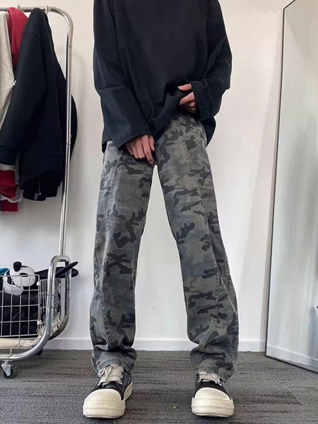 

StyleCast Men Camouflage Printed Original Regular Fit Mid-Rise Trousers, Grey