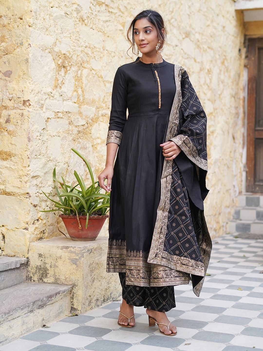 

Jaitpuriya Ethnic Motifs Printed Mandarin Collar Anarkali Kurta With Trousers And Dupatta, Black